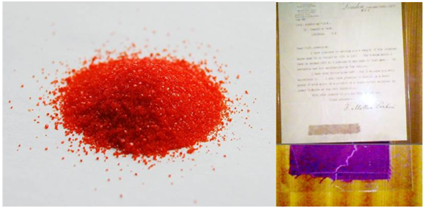 A gauche : dichromate de potassium. A droite : photographie de la lettre du fils de Perkin, avec un échantillon de soie teintée par la mauvéine . © Henry Rzepa / Wikimedia Commons